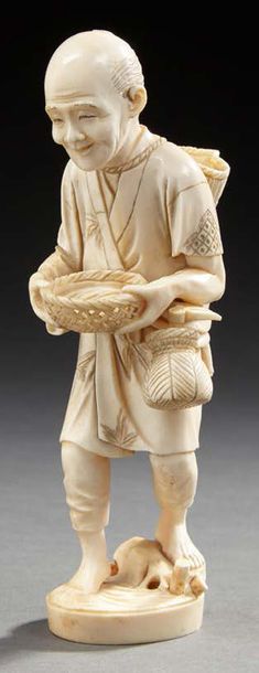 JAPON Okimono en ivoire sculpté représentant un pêcheur rapportant des palourdes...