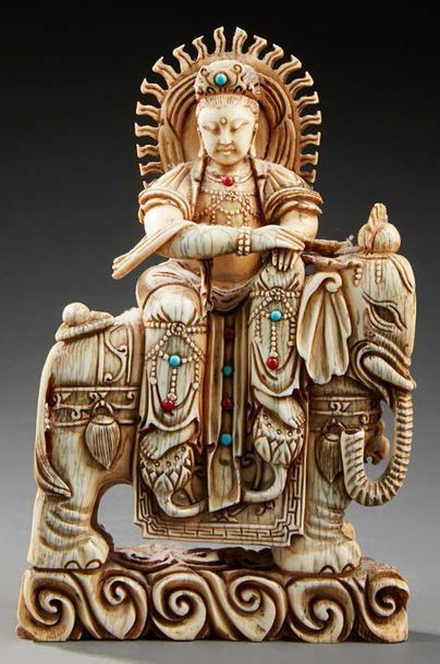 CHINE Groupe en ivoire sculpté représentant une déesse assise sur un éléphant avec...