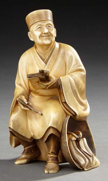 JAPON Bel okimono en ivoire sculpté représentant un lettré assis sur une souche d'arbre...