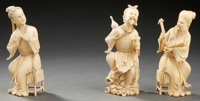 CHINE Trois figurines en ivoire sculpté représentant des immortels, l'un portant...