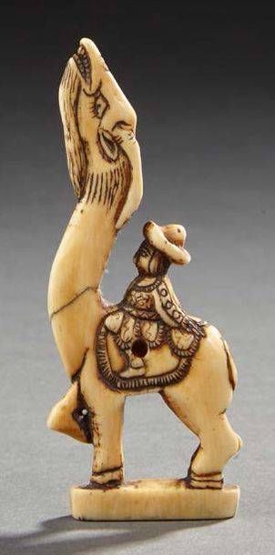 JAPON Rare netsuké en ivoire sculpté à belle patine décoré d'un enfant chevauchant...