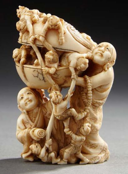 JAPON Intéressant Okimono en ivoire sculpté représentant deux personnages tenant...