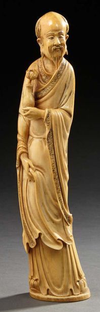 JAPON Okimono en ivoire sculpté représentant un lettré tenant d'une main un pli de...