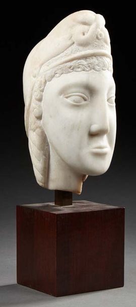 ASIE Tête de femme en marbre sculptée, chevelure bouclée coiffée dun turban. Montée...