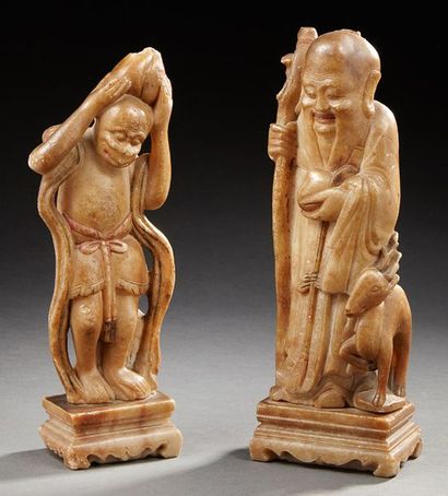 CHINE Deux figurines en stéatite sculptée. L'une représente Shoulao, tenant d'une...