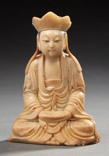 CHINE Figurine en stéatite sculptée représentant un bouddha assis en position du...