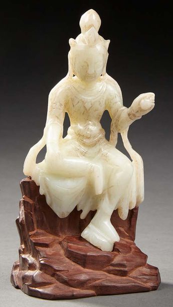 ASIE DU SUD EST Intéressante figurine représentant la déesse Guanyin en jade sculpté...