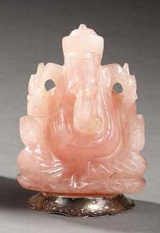 ASIE DU SUD EST Figurine en quartz rose sculpté représentant le dieu Ganesh, la base...