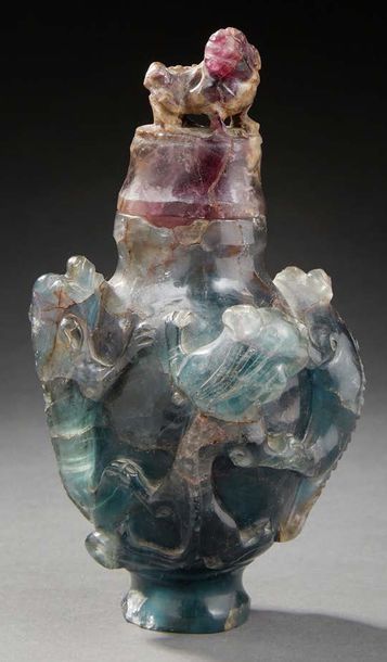 CHINE Petit vase en quartz polychrome sculpté de chimères grimpant sur la panse,...