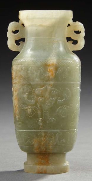 CHINE Petit vase carré de forme balustre en jade vert clair sculpté avec traces de...