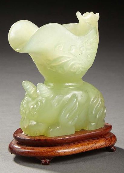 CHINE Petite verseuse rituelle en pierre dure verte sculptée, elle repose sur un...