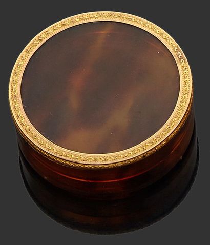 null Boîte à pilule en écaille et monture en or.
Epoque Louis XVI.
Diam.: 6,3 cm
(manque...