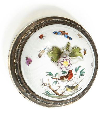 FROMENT MEURICE Sonnette de table en porcelaine à décor de Meissen reposant sur une...