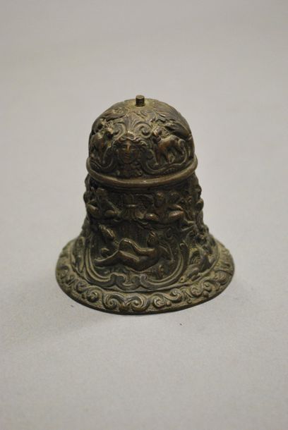 null Clochette en bronze à décor en relief de personnages et mascarons d'après l'antique.
H.:...