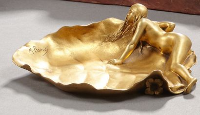 MauRicE BOuVal (1863-1916) Vide poche en bronze doré représentant une femme nue dans...