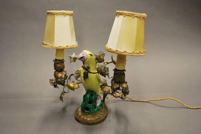 STAFFORDSHIRE Oiseau en porcelaine polychrome monté en candélabre à deux lumières,...