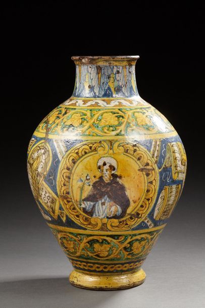 ITALIE Vase en faience à large panse polychrome à décor de personnages religieux...