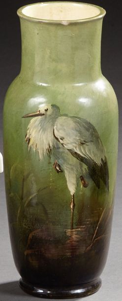 MONTIGNY SUR LOING Vase en céramique à décor d'un héron au milieu de roseaux sur...
