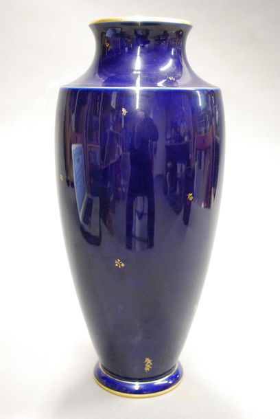 SÈVRES Vase de forme ovoide en porcelaine à fond bleu foncé décoré d'un semi or de...