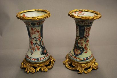 CHINE Paire de petits vases de forme diabolo en porcelaine à décor Imari à montures...