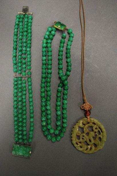 CHINE Collier et bracelet en perles de jade vertes de plusieurs rangs.
Joint: un...