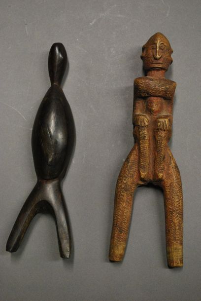 null Ensemble de deux lances-pierres décoratifs africains en bois dont un représentant...