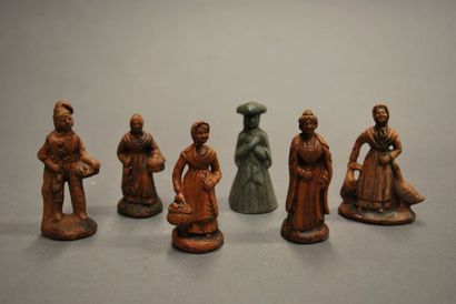 null Ensemble de six figurines en terre cuite et une en métal représentant des personnages.
H.:...