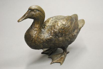 null Sujet en bronze à patine brune représentant un canard.
XXe siècle.
H.: 18 c...