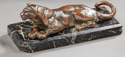 Antoine-Louis BARYE d'après (1796-1879) Lionne couchée
Bronze à patine brune monté...