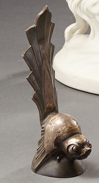 G RISCHMANN (XXème siècle) Sujet "oiseau" stylisé en bronze argenté.
H.: 14 cm