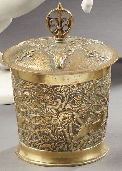 Max LE VERRIER Chasse au Moyen Age vers 1350
Pot à tabac en bronze doré, intérieur...