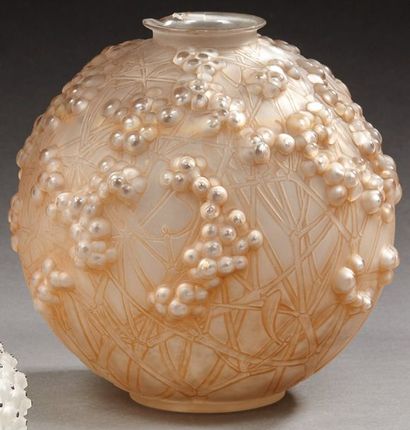 LALIQUE Vase boule en verre souflé moulé patiné opalescent modèle "Gui". Signature...