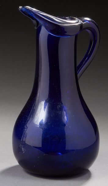 null * Pichet à cidre en verre bleu cobalt, anse creuse.
Normandie XVIIIe siècle.
H.:...