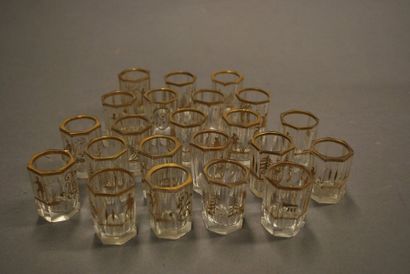 null Ensemble de verres gobelets à liqueur en cristal à bordures et décors doré.
XIXe...