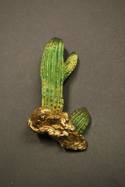 DAUM par Hilton Mc CONNICO Une broche en métal doré ornée d'un important cactus de...