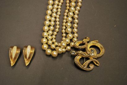CHRISTIAN DIOR Ensemble composé d'un collier de perles imitation, d'une broche stylisée...