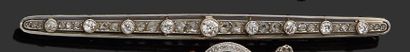 null Barrette en or gris 18K (750) et platine, sertie de neuf diamants taillés à...