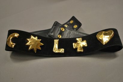 Christian LACROIX Ceinture en cuir noir décorée de sigles dorés en application.
Larg:...