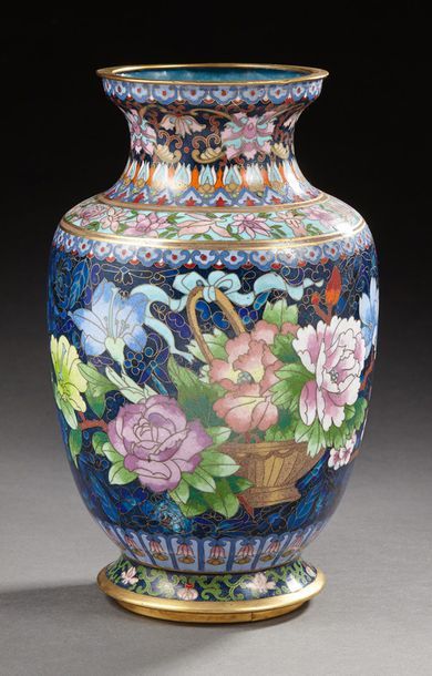 CHINE Vase en bronze cloisonné de forme balustre décoré en polychromie de paniers...