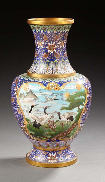 CHINE Vase en bronze cloisonné de forme balustre décoré en émaux de la famille rose...