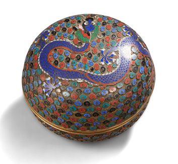 CHINE Boîte circulaire en bronze cloisonné décoré d'un dragon.
XXe siècle.
Diam.:...