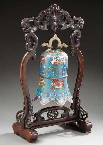 CHINE Grande cloche en bronze cloisonné suspendue par deux dragons, à fond turquoise...