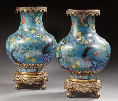 CHINE Paire de beaux vases en bronze cloisonné à fond bleu turquoise décorés en polychromie...