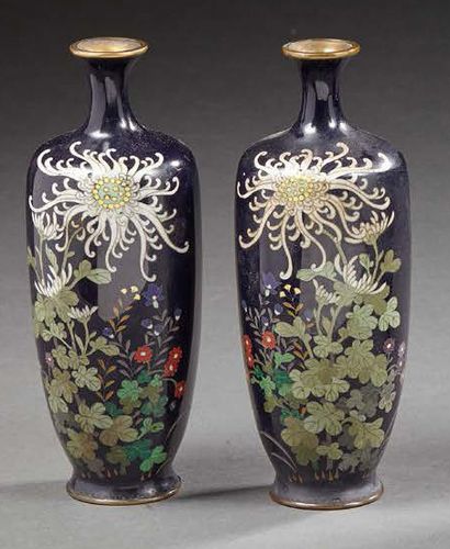 JAPON Paire de petits vases ovoïdes à col étroit en bronze cloisonné décorés de chrysanthèmes...