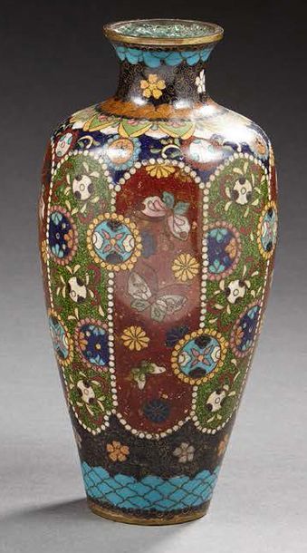JAPON Petit vase de forme balustre en bronze cloisonné décoré en polychromie de papillons...