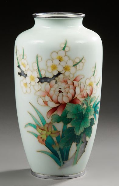JAPON Vase de forme balustre en émaux cloisonnés sur métal décoré en polychromie...