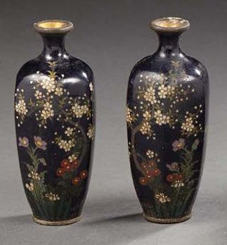 JAPON Paire de vases miniatures en émaux peints de forme hexagonale à fond noir décorés...