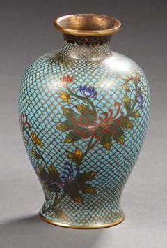 CHINE Petit vase balustre en bronze et émaux cloisonnés à décor d'écailles et de...