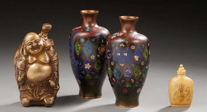 JAPON Un bouddha en bronze, deux petits vases cloisonnés et un flacon de tabatière...