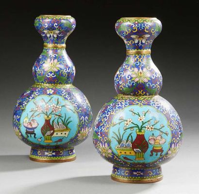 CHINE Deux vases coloquintes en bronze et émaux cloisonnés.
H.: 23 cm